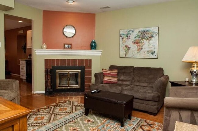 Building Photo - 10 Esprit Ter