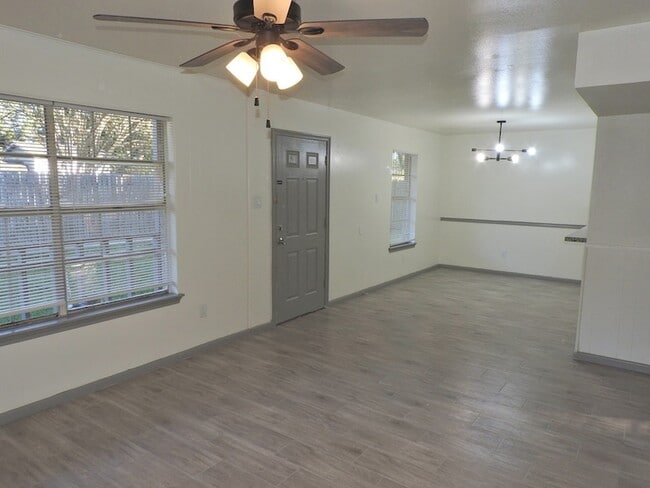 Foto del edificio - 408 E Coombs St