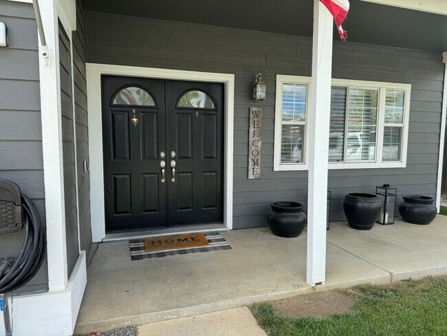 Foto del edificio - 4 Bedroom home in Dixon