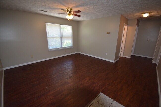 Foto del edificio - VIRTUAL SHOWINGS AVAILABLE - Great 3 Bedro...
