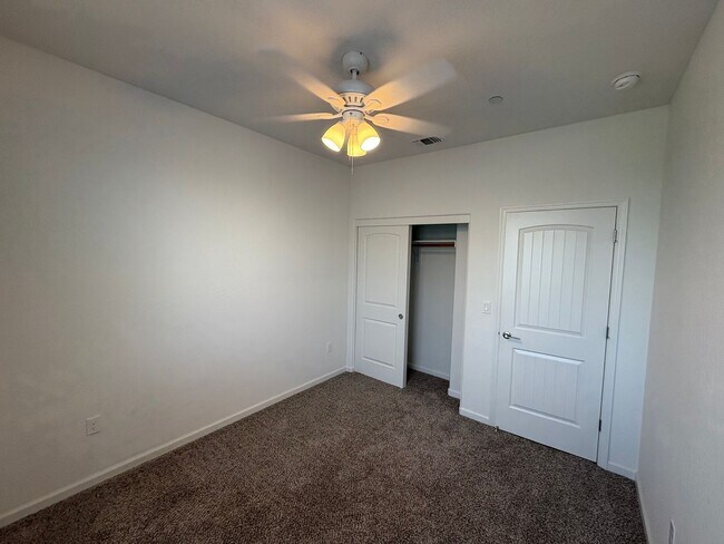 Building Photo - Woodside Home in NW Visalia Rent Ready!