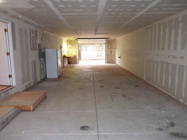 Building Photo - Newly remodeled Home