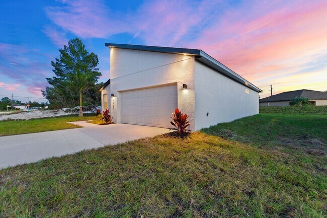 Building Photo - Recently Built! !Modern, energy efficient ...