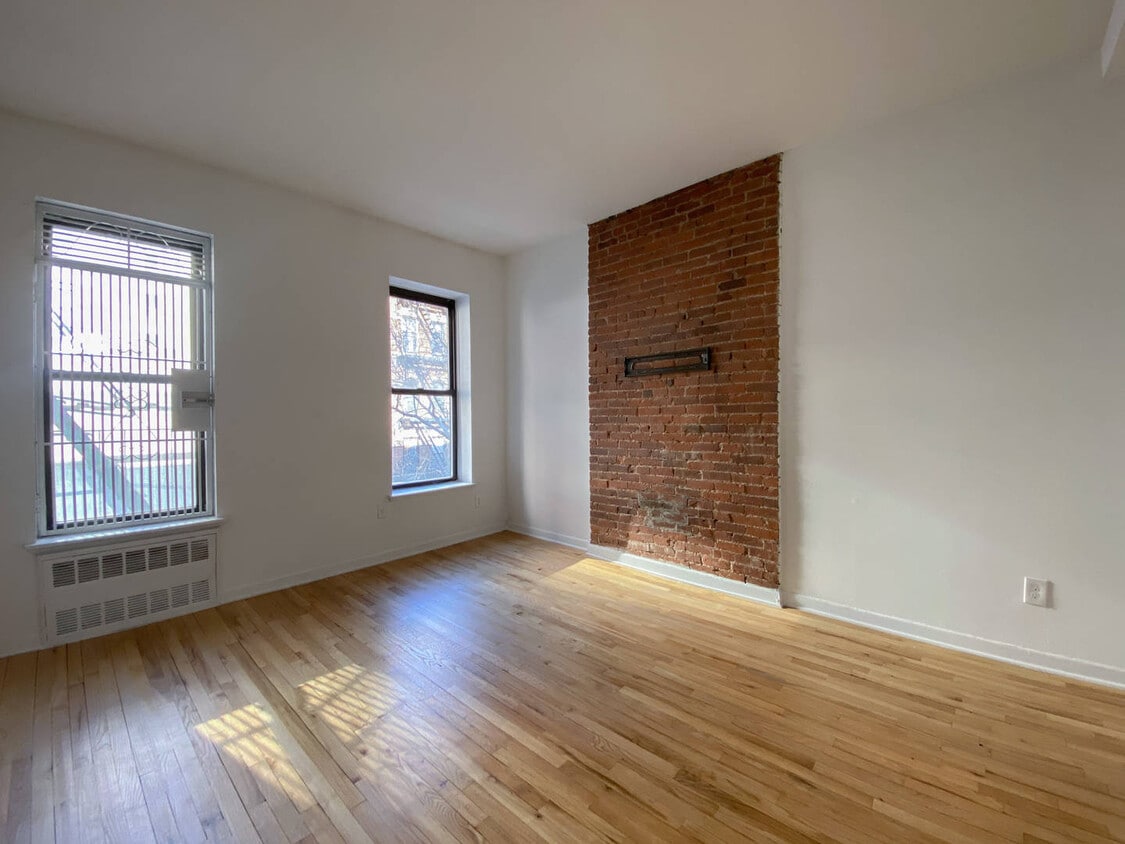 Building Photo - 214 E 85th St