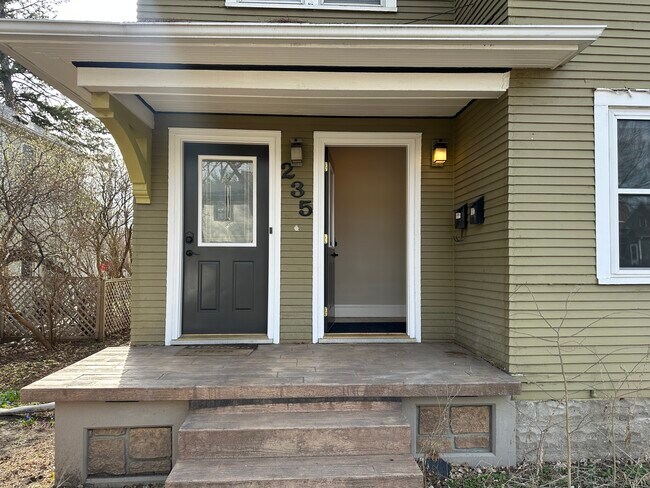 Foto del edificio - 235 Logan Ave N