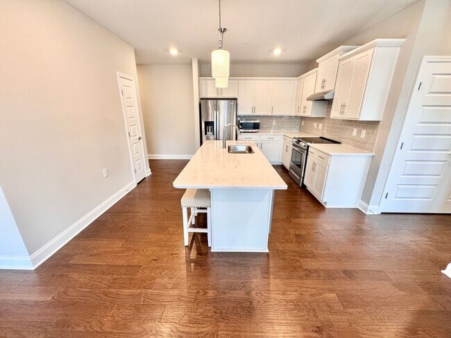 Foto del edificio - 2 Bed, 2 Bath Condo w/ Elevator Close to D...