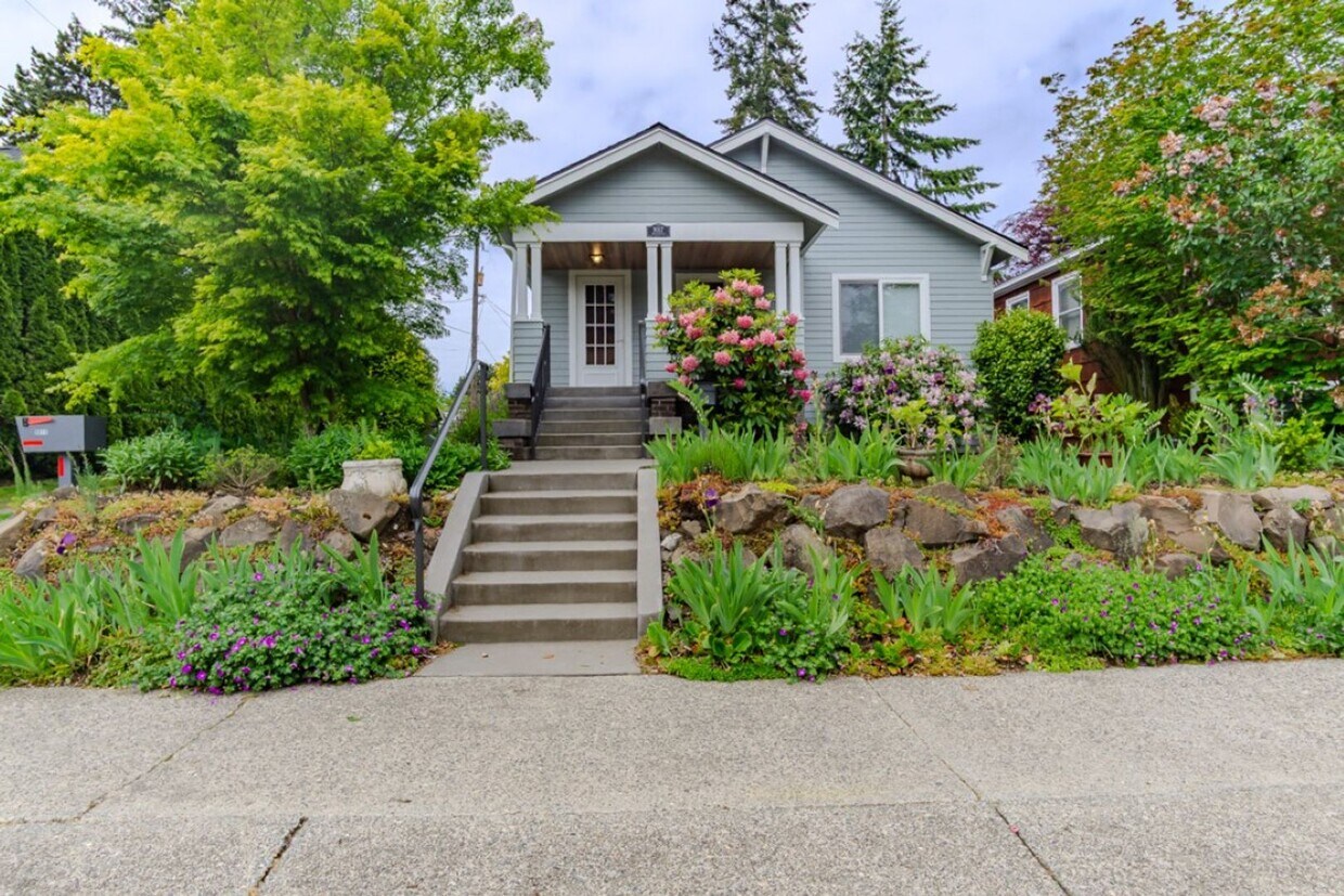 Primary Photo - Spacious 1 bedroom Maple Leaf Bungalow w/AC!