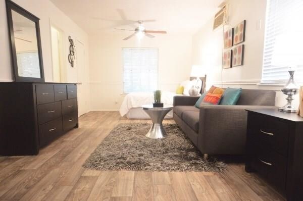 Foto principal - 1300 Parker Ln