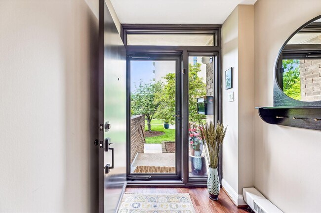 Foto del edificio - Chic Two-Level Condo in Prime SW Waterfron...