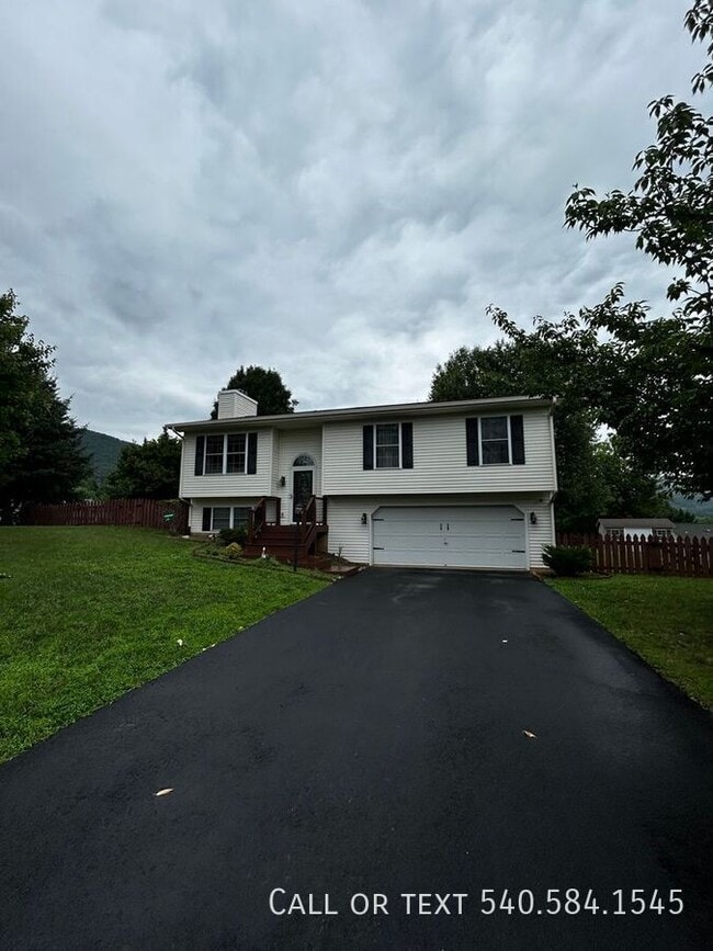 Building Photo - 133 Gala Dr