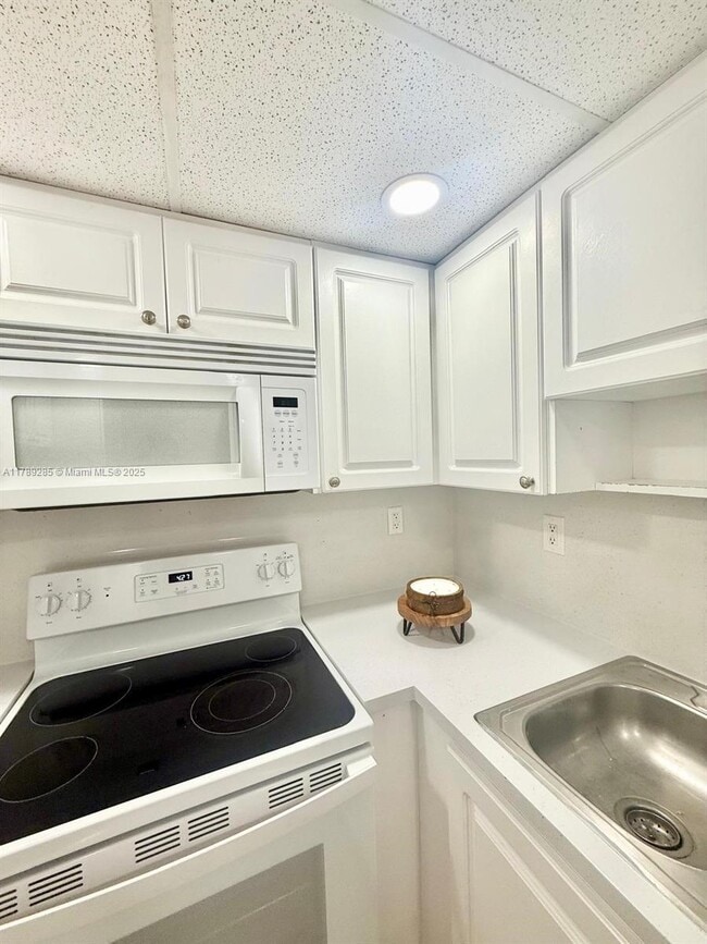 Building Photo - 984 W 40th St