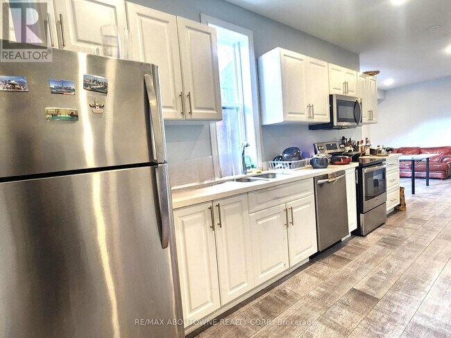 Building Photo - 498 Main St E