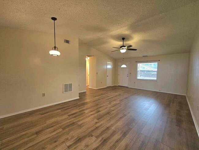 Building Photo - 3 Bed/2 Bath for RENT in Winter Haven