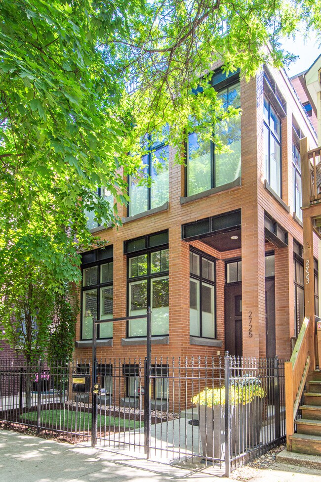 Foto del edificio - 2725 N Kenmore Ave