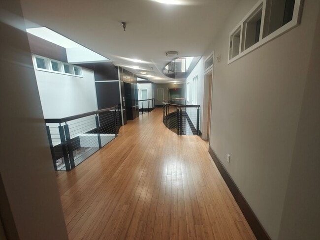 Foto del edificio - 1 bedroom condo with parking garage
