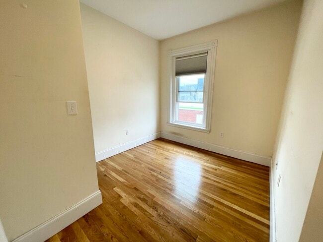 Building Photo - 149 L St