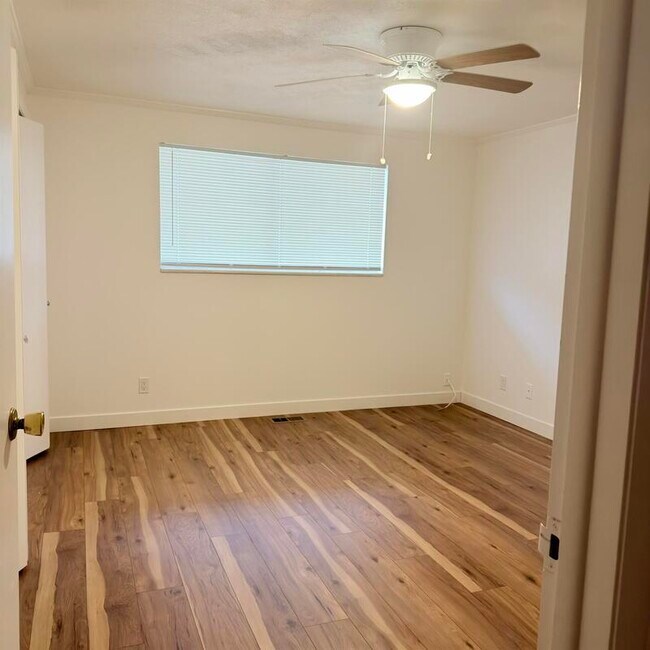 Foto del edificio - 7375 S Highland Dr