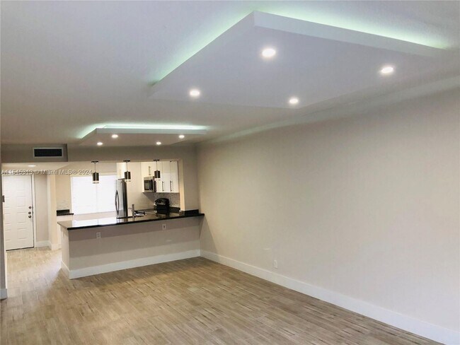 Building Photo - 161 Lakeview Drive 204, Weston, FL 33326