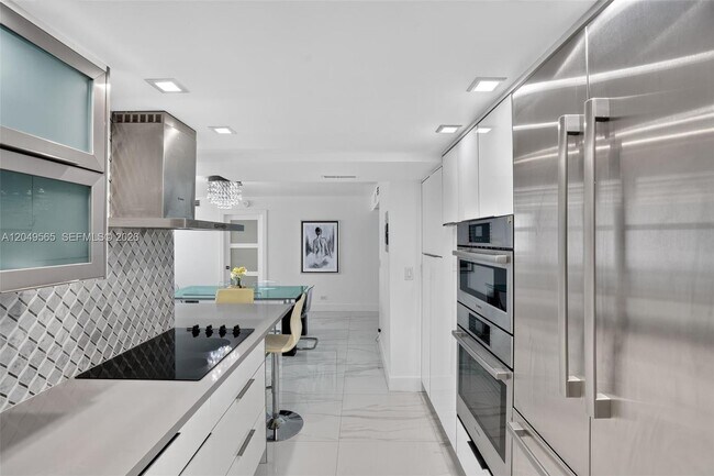 Building Photo - 6039 Collins Ave