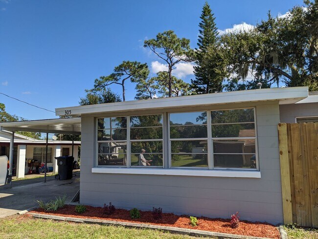 Foto del edificio - 2 Bed House, 1 Bath Carport, Solid Home