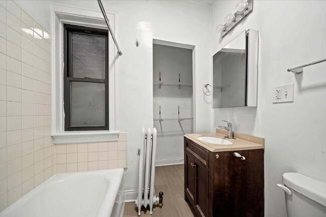 Building Photo - 639 W Roscoe St