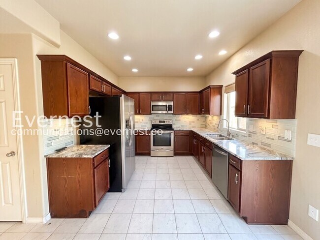 Building Photo - 3 Bed/2.5 Bath Home with Modern Amenities / Available Now!