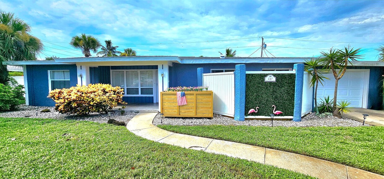 Foto principal - True Cocoa Beach Pool Home- Big Back Yard ...