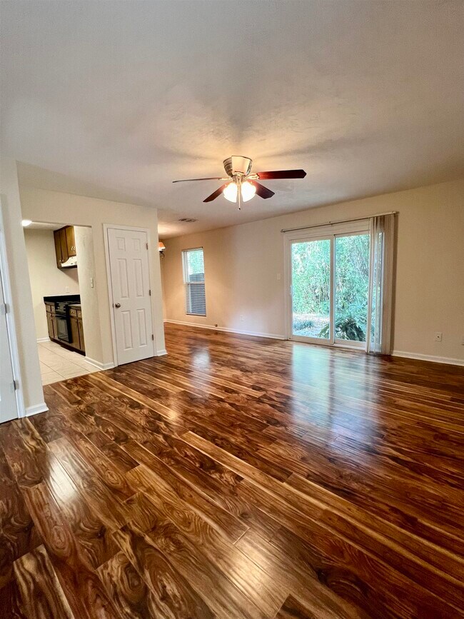 Foto del edificio - 1219 Crestview Ave