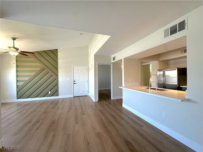 Foto del edificio - 7255 W Sunset Rd