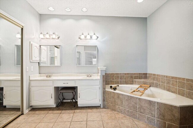 Foto del edificio - "Spacious 3-Bedroom Gem with 2 Full Baths in Garland – 2276 Sq Ft of Comfort Awaits!"