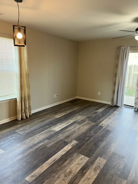 Living - 807 Woodside Creek Dr