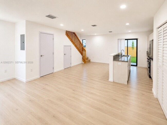 Building Photo - 552 NW 7th St