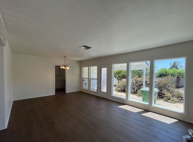 Foto del edificio - Arleta 3+2 w/walk-in closet, backyard + 2 ...
