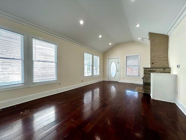 Building Photo - 202 Maurice St