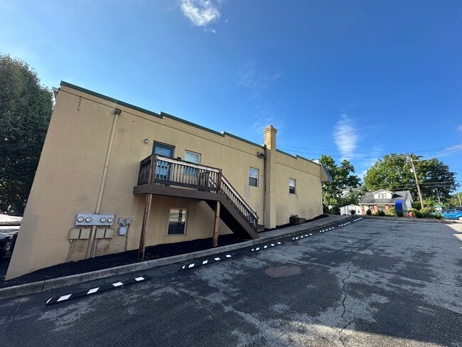 Building Photo - 526 E Main St