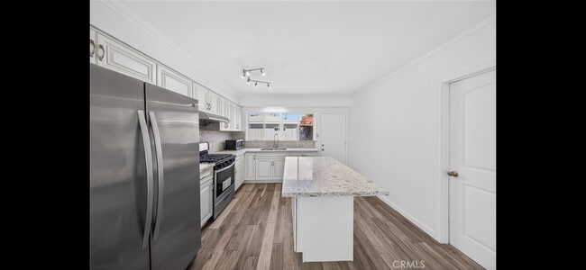 Building Photo - 637 W Fernfield Dr