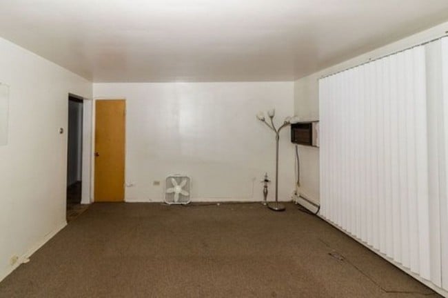 Interior Photo - 13826 S La Salle St