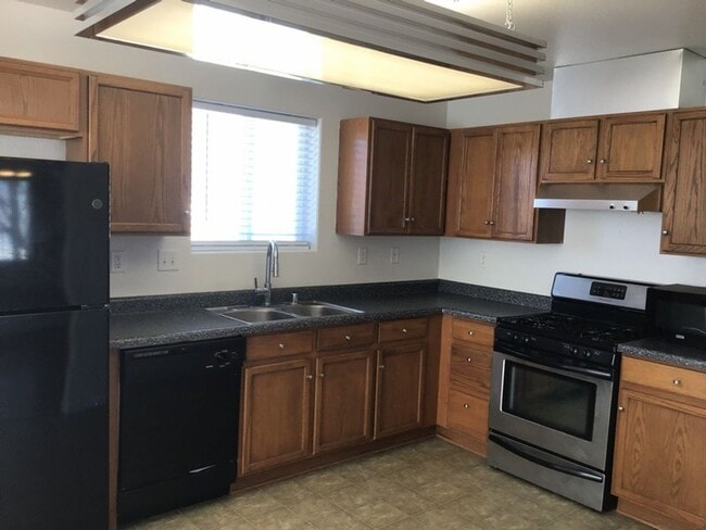 Foto del edificio - Three Bedroom Two Bath Behind Smith's 