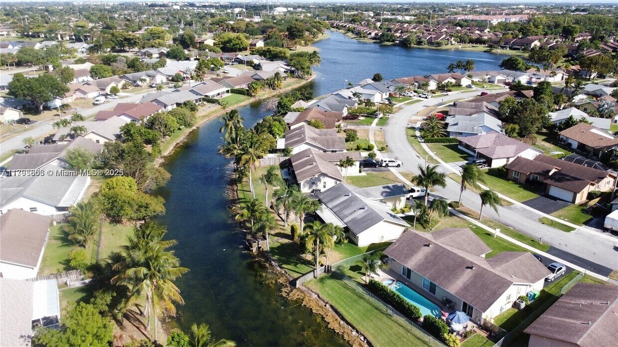 Foto principal - 9349 NW 47th St
