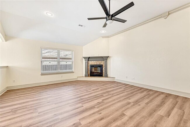 Building Photo - 103 NE Chicory Ln