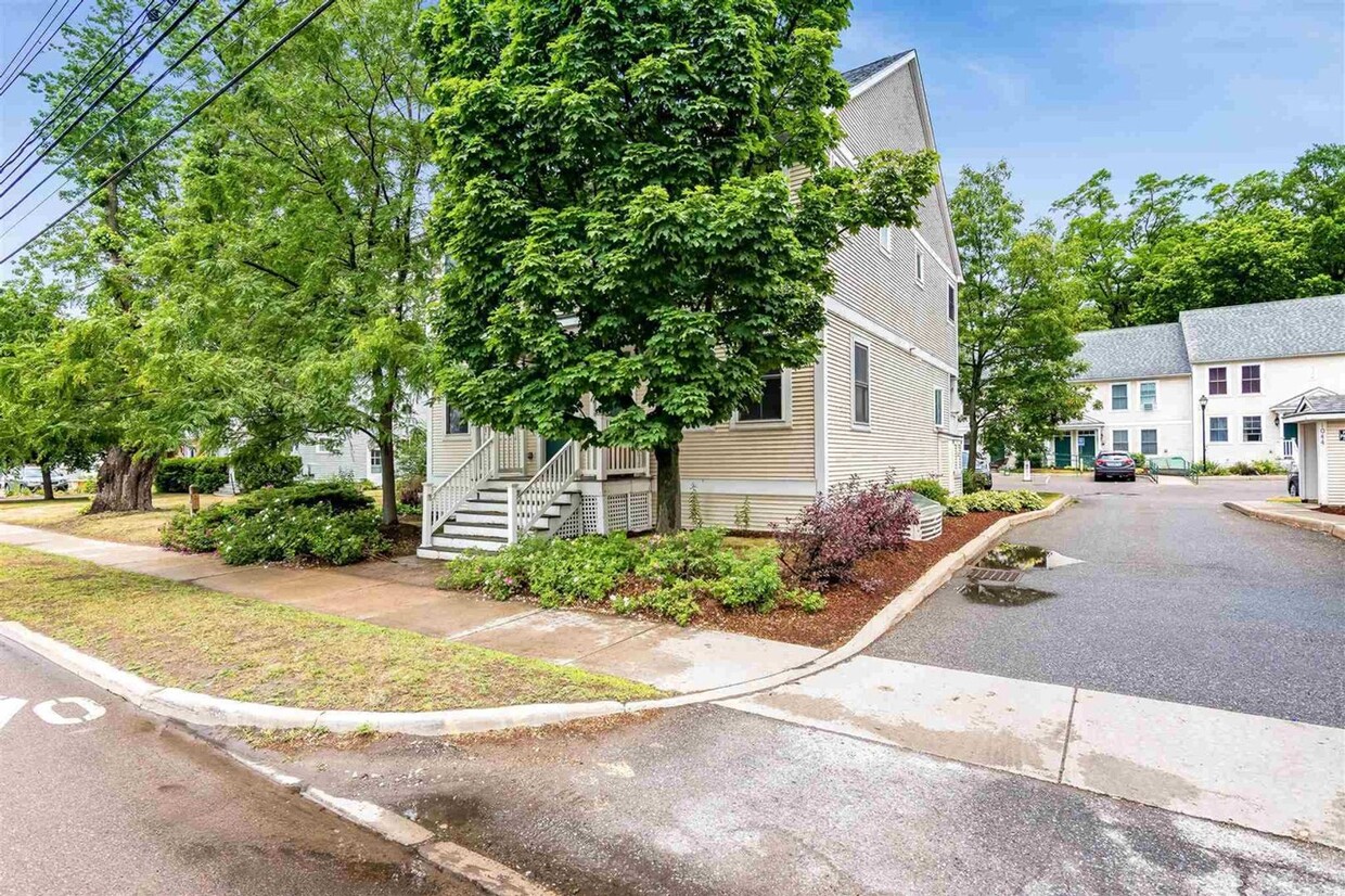 Building Photo - Beautiful Townhouse on North Ave in Burlin...