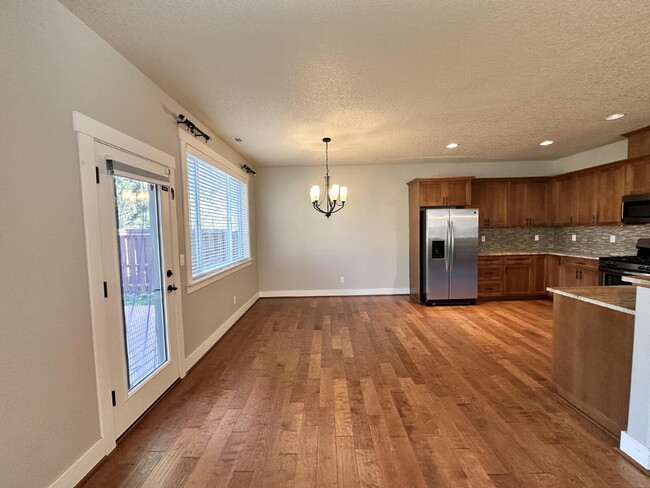 Building Photo - 3 Bed 2 1/2 Bath Wilsonville Gem ** $300 o...