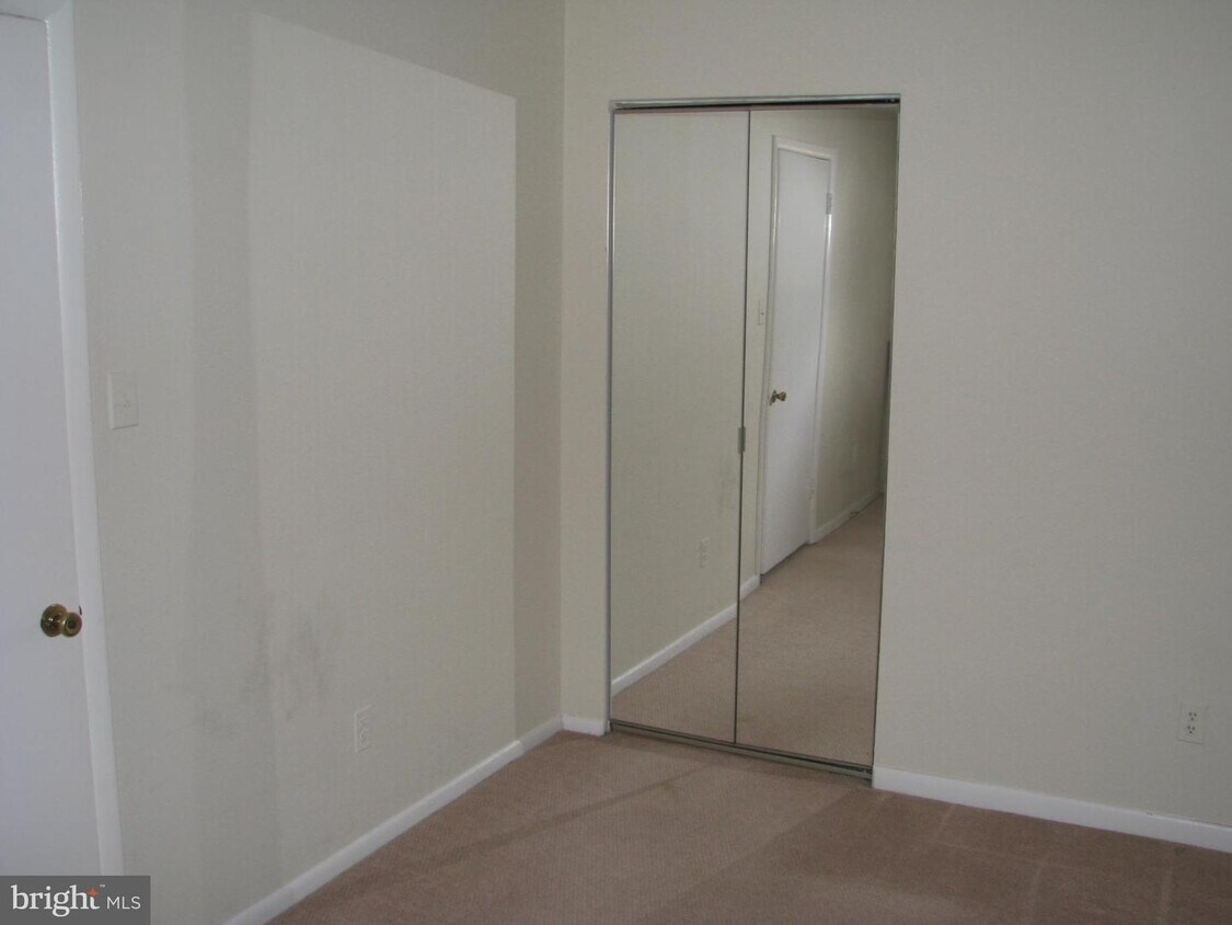 3314 Woodburn Village Dr Unit 331413, Annandale, VA 22003 Room for