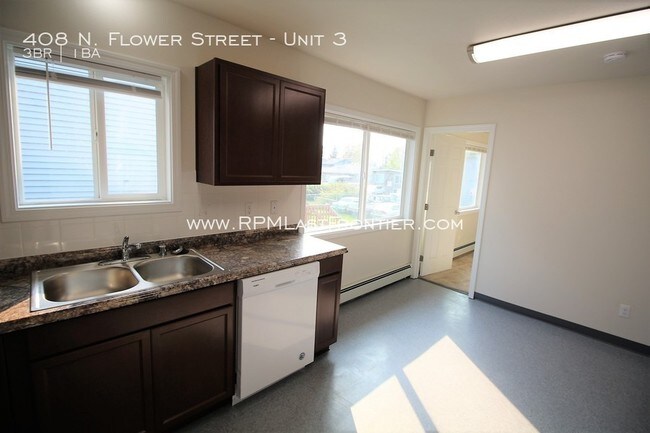 Building Photo - Top Floor FULLY Remodeled Three Bedroom