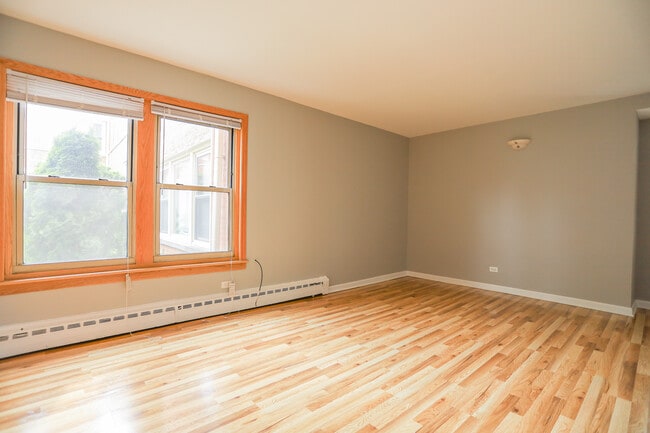 Building Photo - 2121 W Farragut Ave