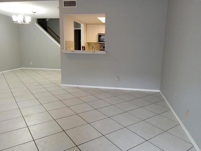 Building Photo - 910 E Meadowmere Ln