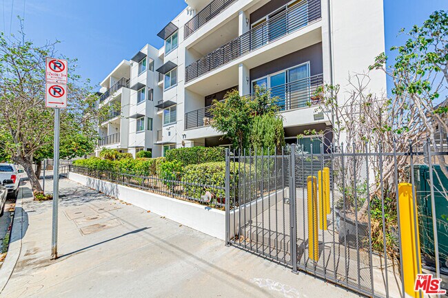 Foto del edificio - 3061 W 12th Pl