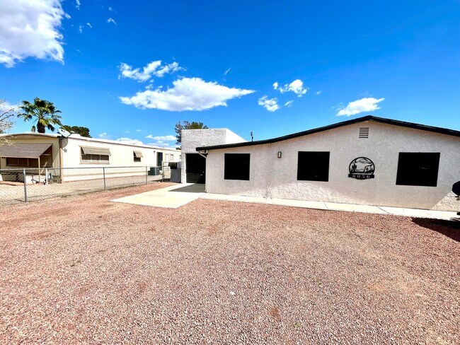 Building Photo - Great 3 Bedroom Fully Furnished Home Near ...