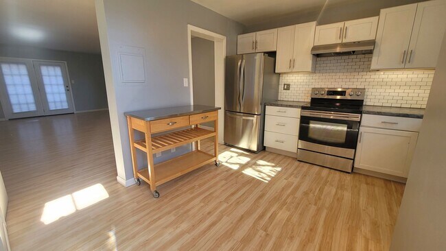 Building Photo - Knoxville 37909 - AVAILABLE February 10th!...