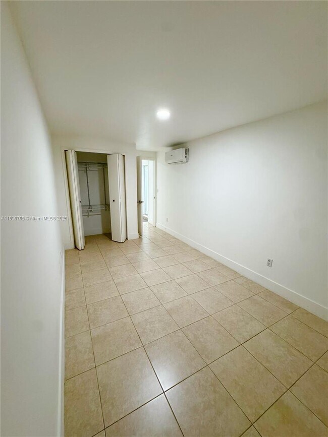 Foto del edificio - 323 NW 105th St